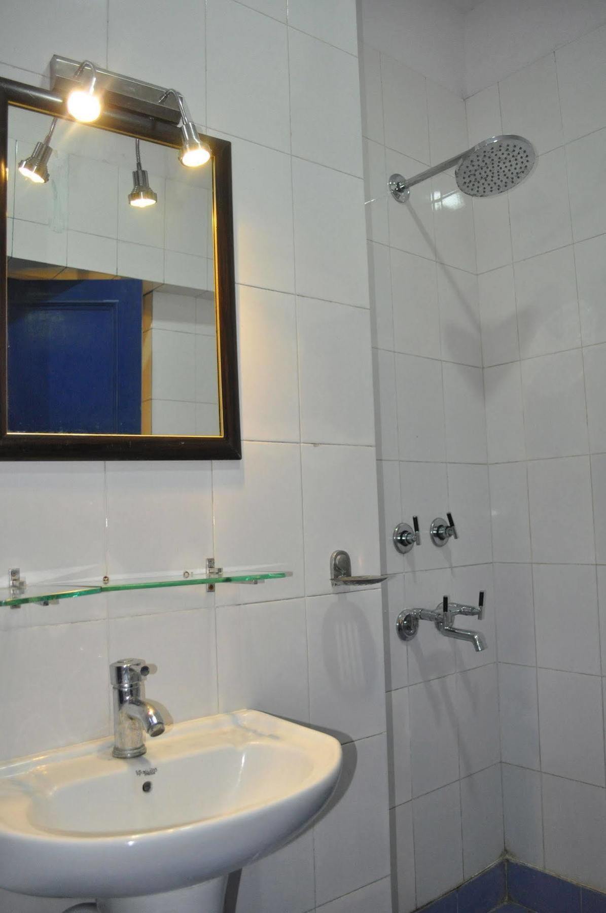 Hotel Kabli Нью-Дели Экстерьер фото