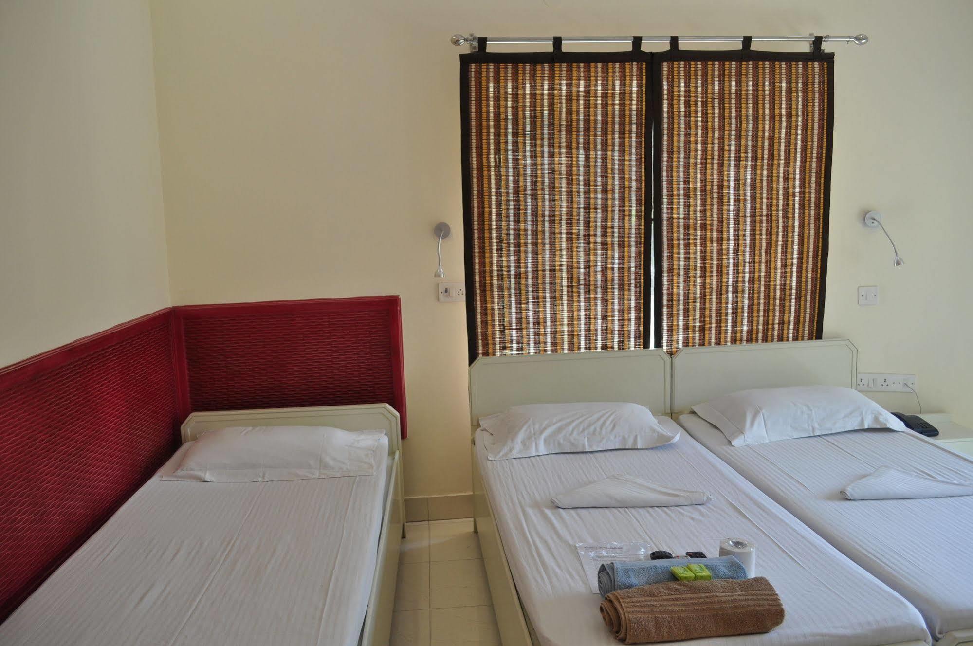 Hotel Kabli Нью-Дели Экстерьер фото