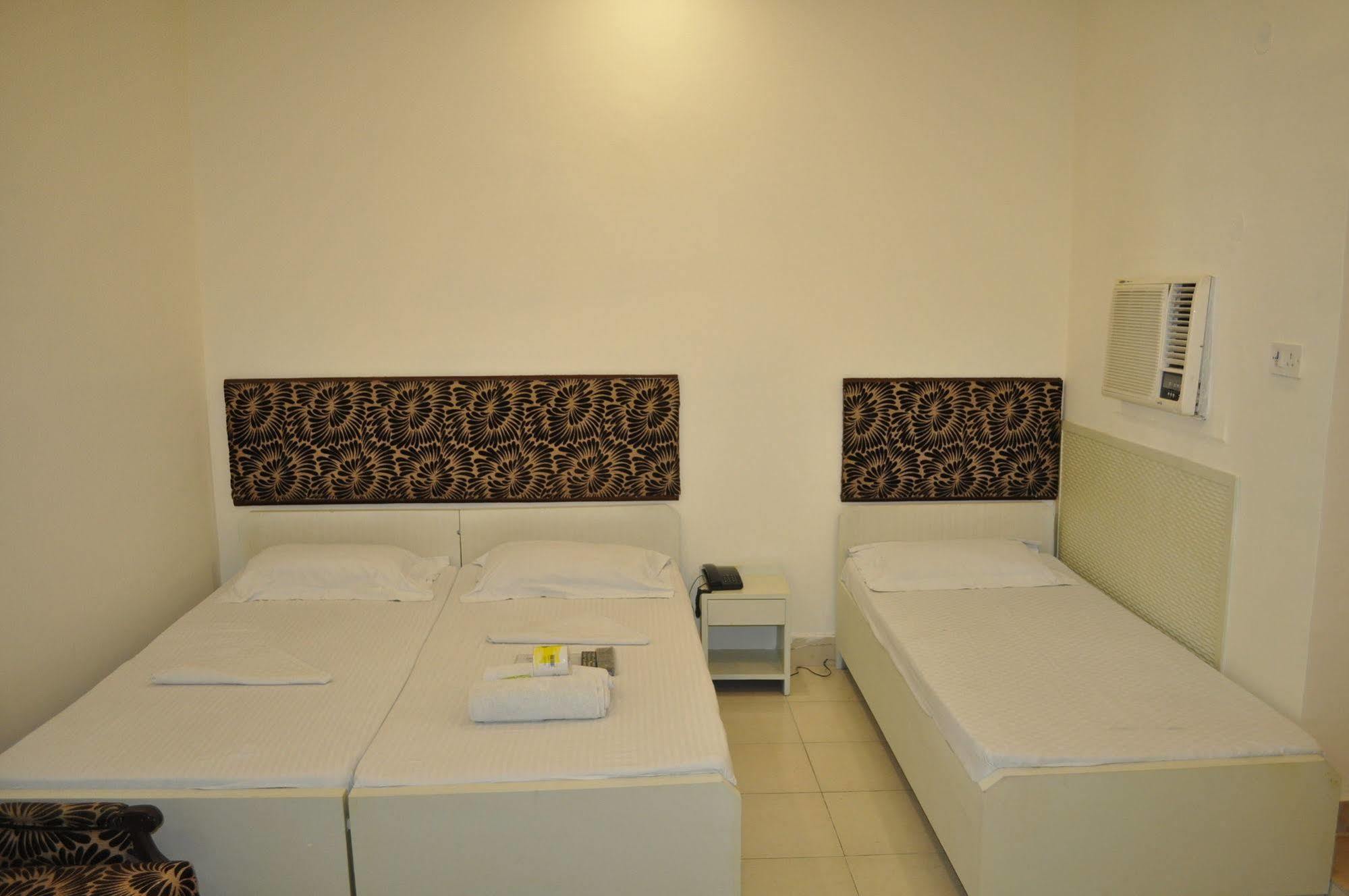 Hotel Kabli Нью-Дели Экстерьер фото