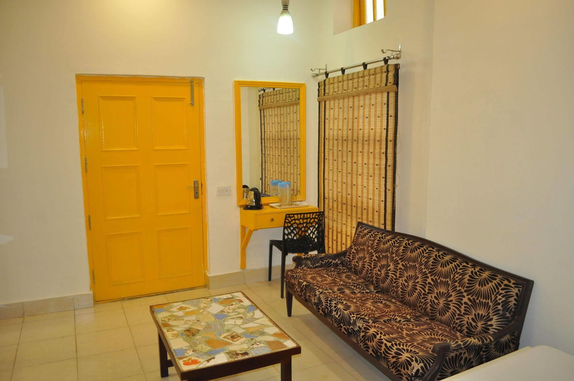 Hotel Kabli Нью-Дели Экстерьер фото