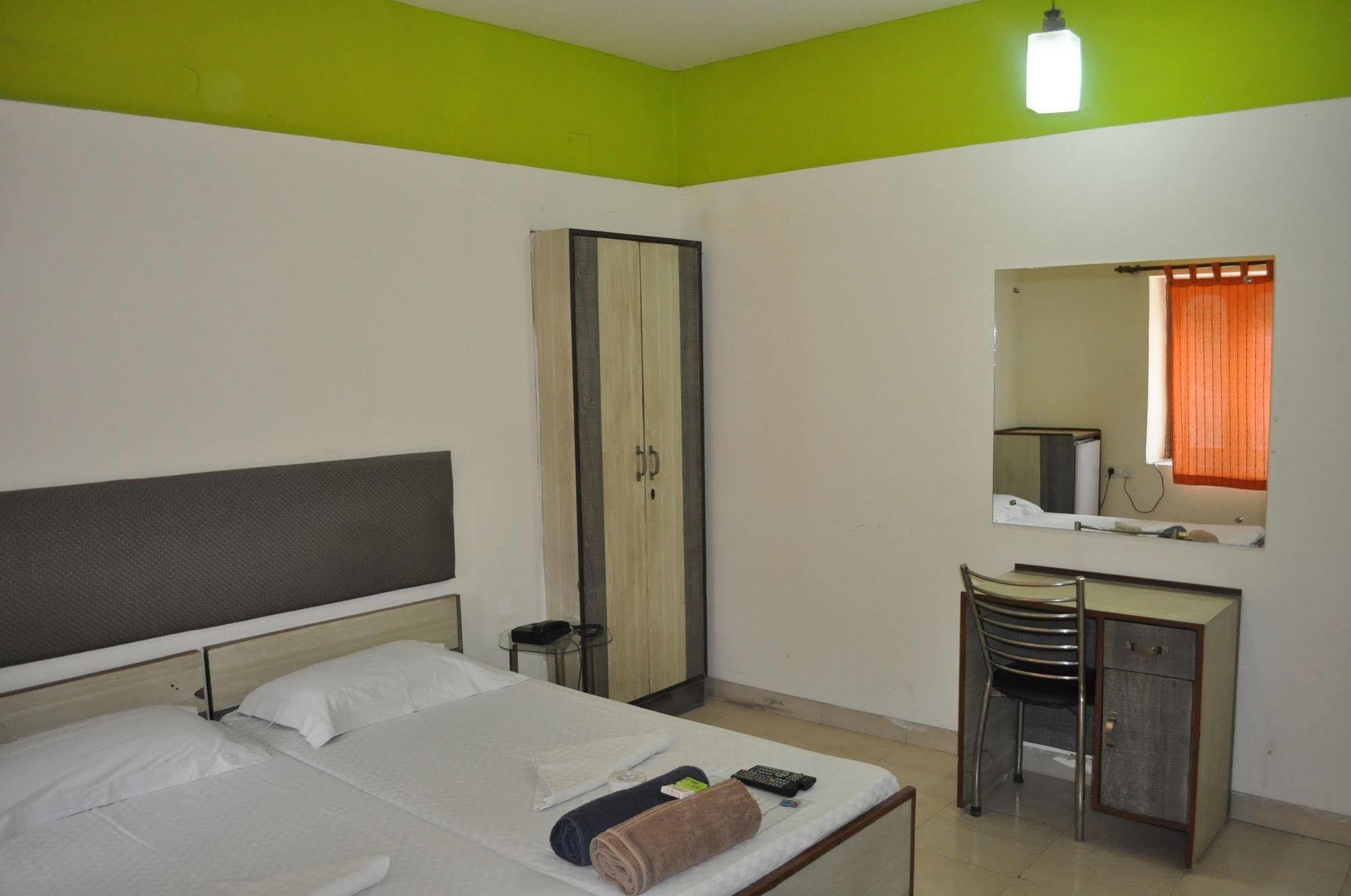Hotel Kabli Нью-Дели Экстерьер фото