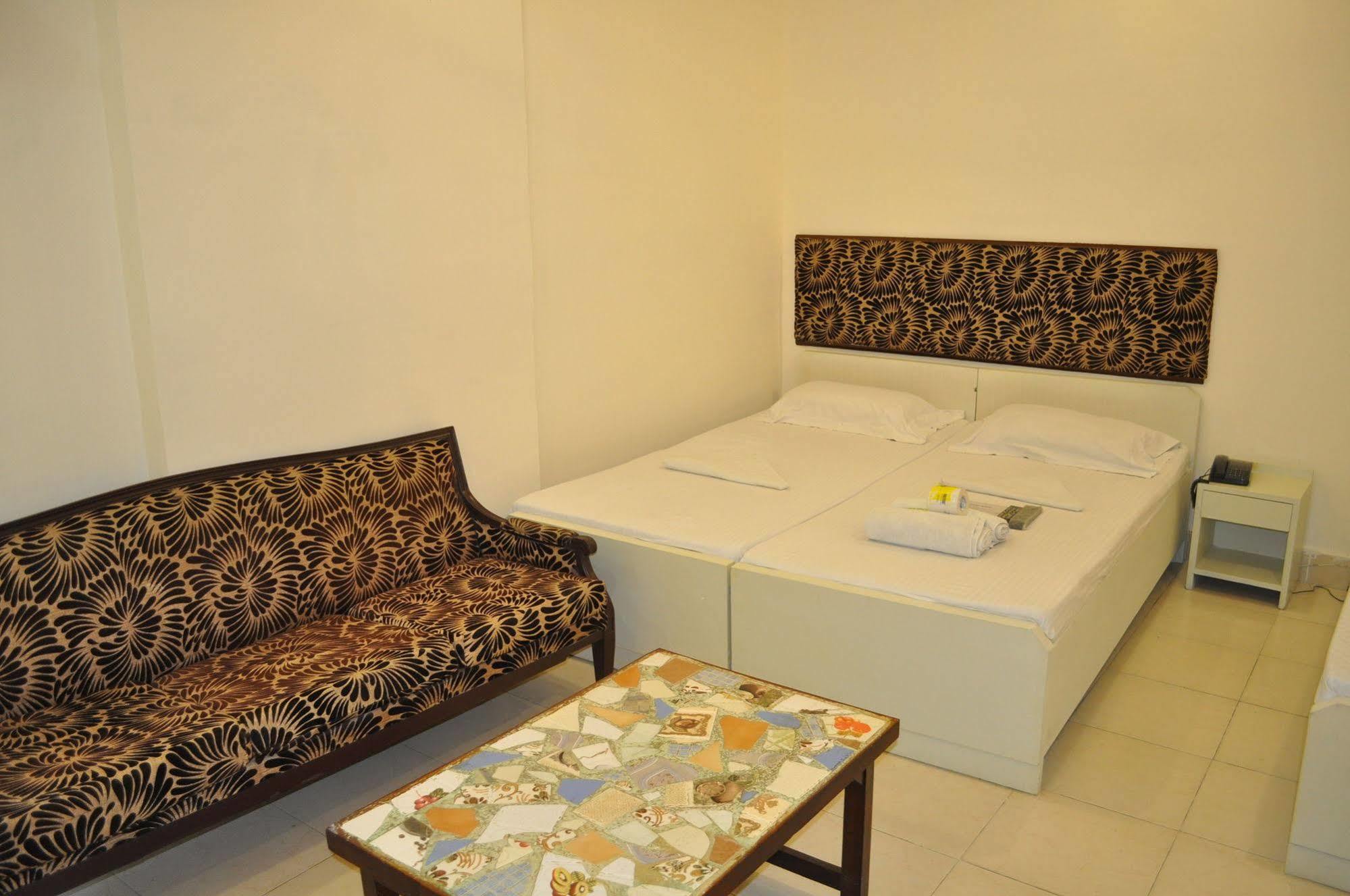 Hotel Kabli Нью-Дели Экстерьер фото