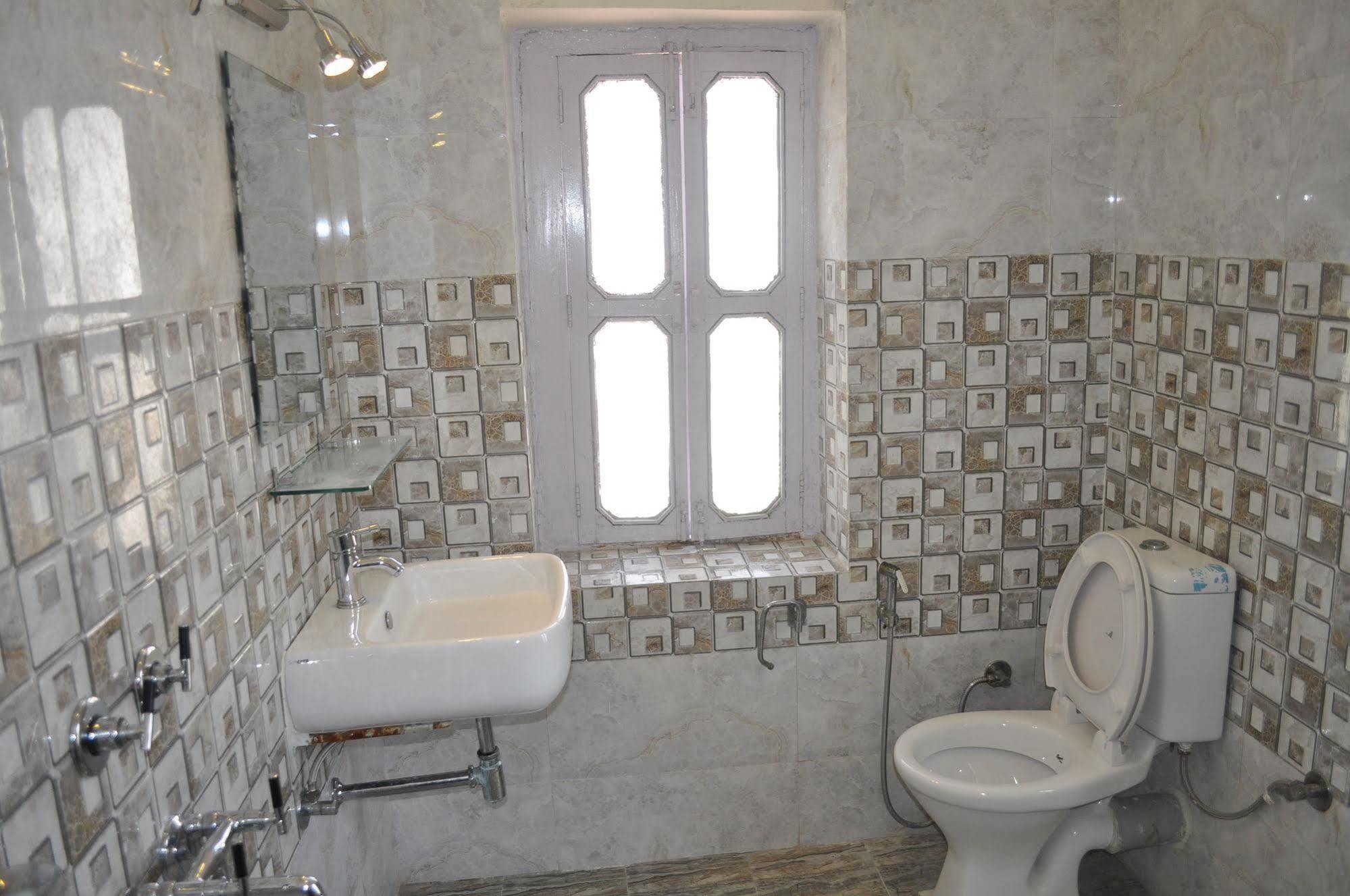 Hotel Kabli Нью-Дели Экстерьер фото