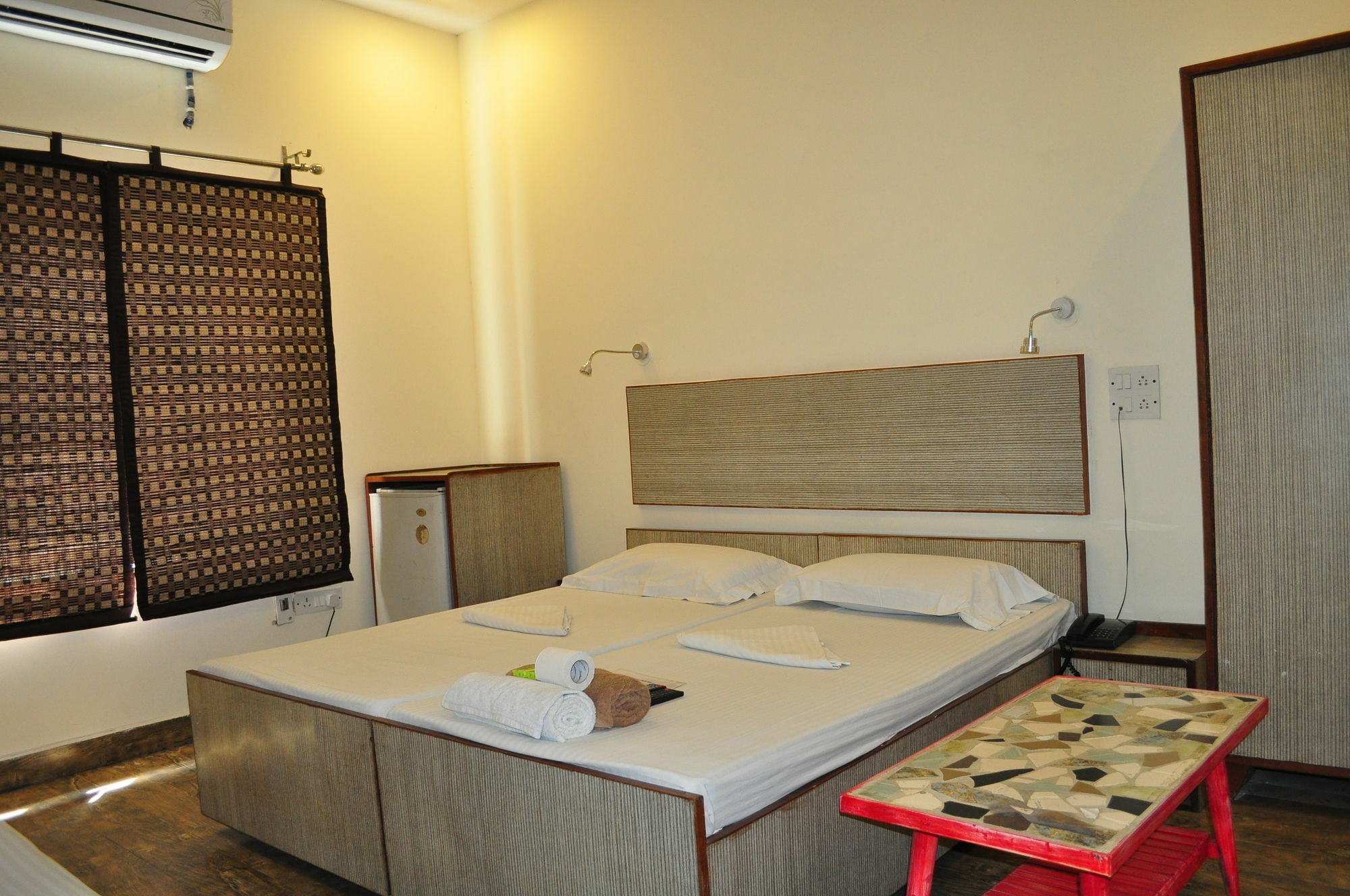Hotel Kabli Нью-Дели Экстерьер фото